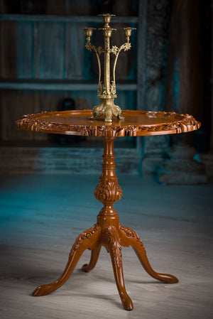 Vyrezávaný drevený okrúhly stolík z teakového dreva
