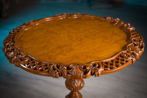 Vyrezávaný drevený okrúhly stolík z teakového dreva