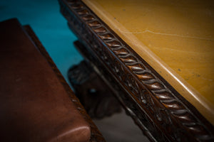 Unikátny vyrezávaný teakový stolík s mramorovou doskou z Gujaratu