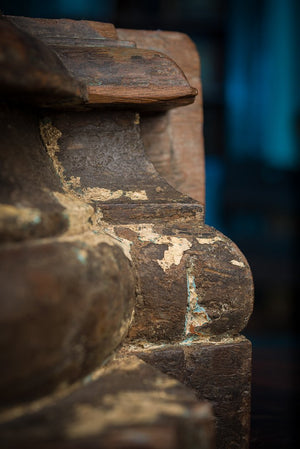 Unikátny teakový svietnik zo starých indických stĺpov v pôvodnom stave
