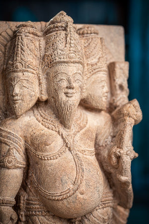 Trimurthi - socha pieskovec