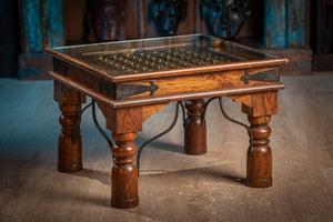 Štvorcový stôl s mosadzným zdobením a sklom