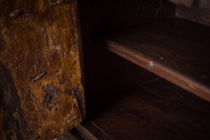 TV skrinka z masívneho dreva s unikátnými starými dverami