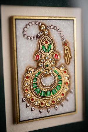 Jedinečné indické šperky maľované zlatou farbou na mramore, zelená pasparta