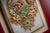 Jedinečné indické šperky maľované zlatou farbou na mramore, červená pasparta