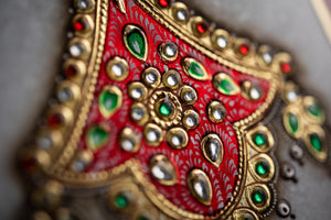 Jedinečné indické šperky maľované zlatou farbou na mramore, červená pasparta