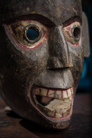 Drevená kmeňová maska z Biháru