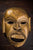 Ručne vyrezávaná drevená maska muža zlatej farby