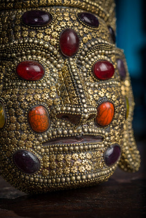 Jedinečná drevená maska zdobená kameňmi a tepaným kovom