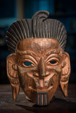 Ručne vyrezávaná drevená maska muža 