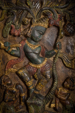 Farebný vyrezávaný panel Krishna z mangového dreva