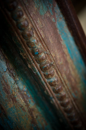 Unikátna masívna tyrkysová polica zo starých indických dverí s hmotnosťou viac ako 100 kg 