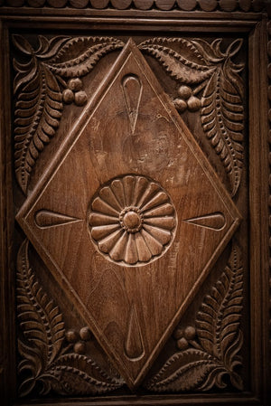 Jedinečná drevená skriňa so starých teakových dverí