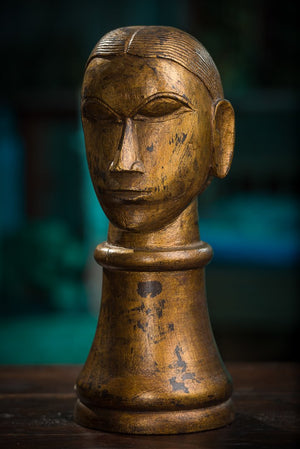 Ženská hlava z Biháru v zlatej farbe