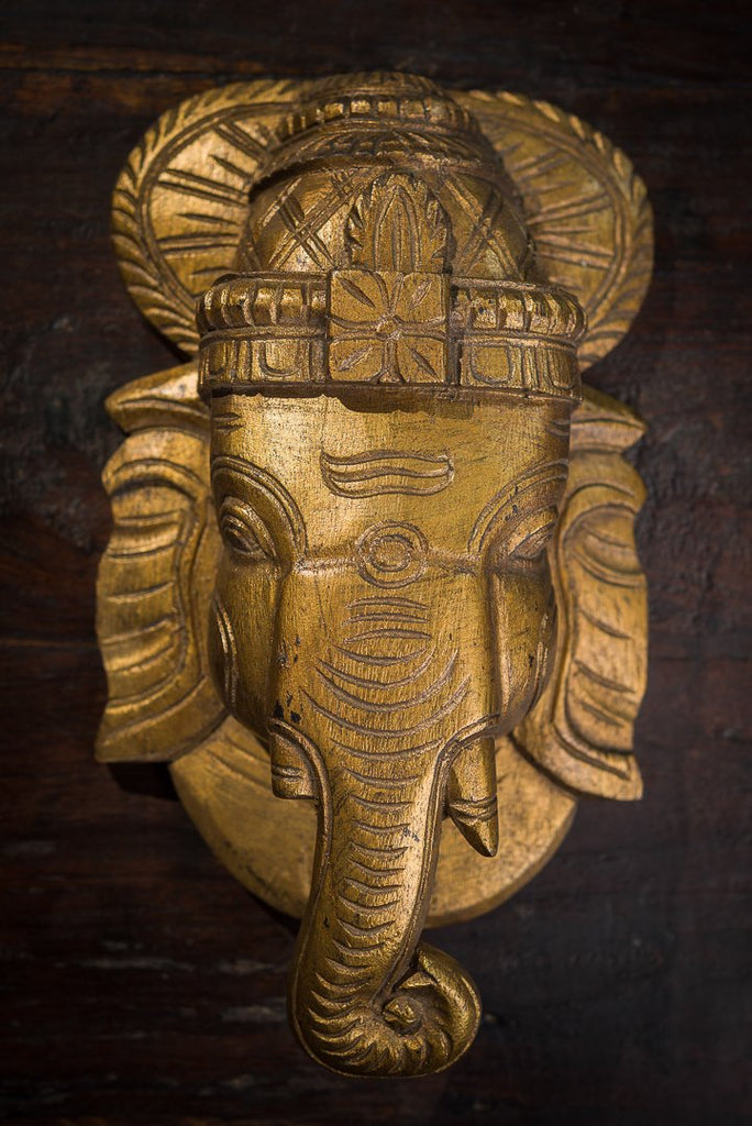 Drevená maska Ganesha na zavesenie v zlatej farbe