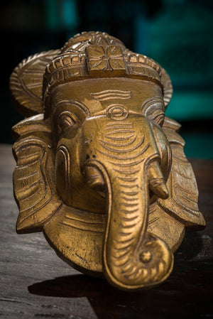 Drevená maska Ganesha na zavesenie v zlatej farbe