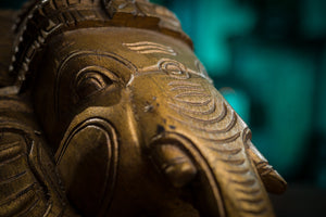 Drevená maska Ganesha na zavesenie v zlatej farbe