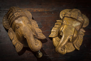 Drevená maska Ganesha na zavesenie v zlatej farbe