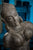 Pieskovcová socha gópi z Orissy vysoká 70 cm