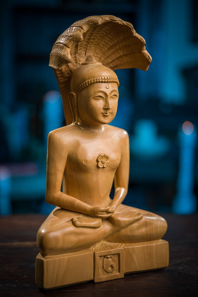Sediaci Budha s kobrým vejárom z cedrového dreva