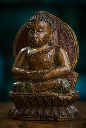Drevený maľovaný sediaci Budha z mangového dreva
