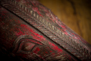 Veľká červená vyrezávaná hlava koňa z mangového dreva