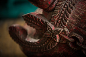 Veľká červená vyrezávaná hlava koňa z mangového dreva