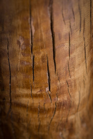 Starý drevený svietnik s pieskovcovou pätkou z južnej Indie