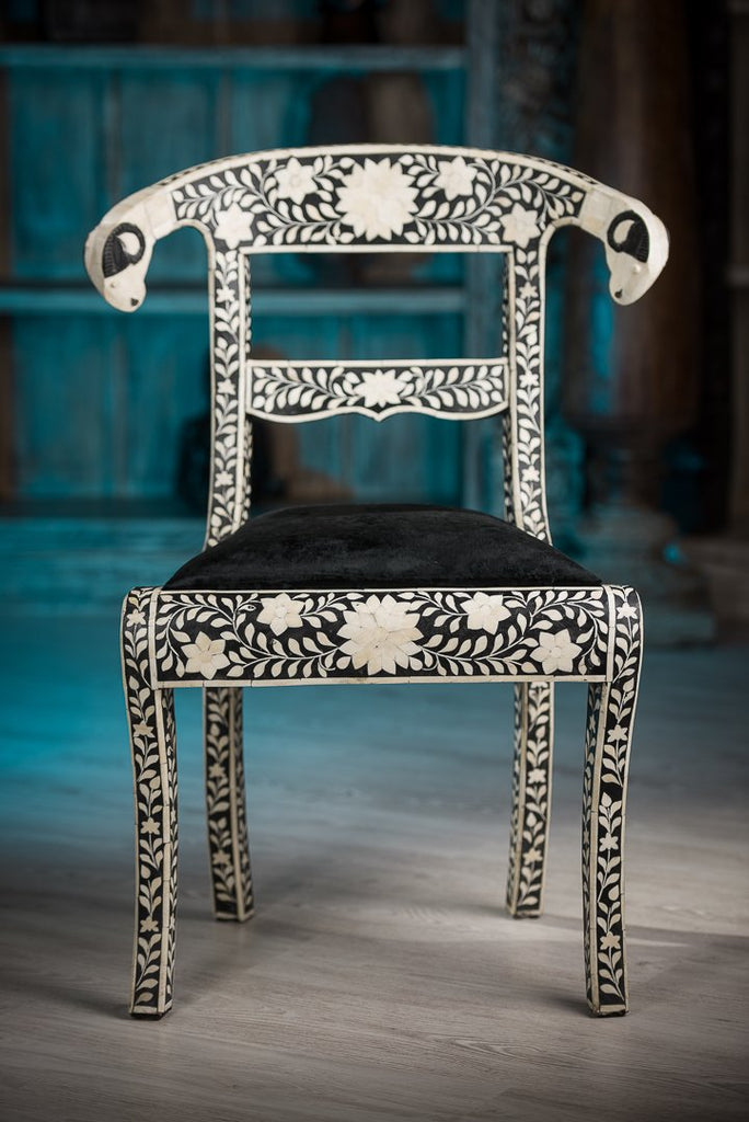 Exkluzívna stolička, vykladaná ťavou kosťou