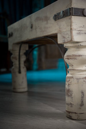 Drevený stolík s kovovou sieťou a fazetovým sklom na mieru