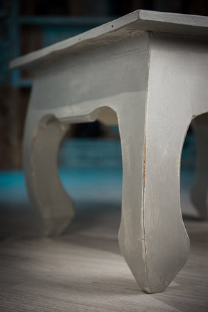 Drevený šedobiely štvorcový stolík