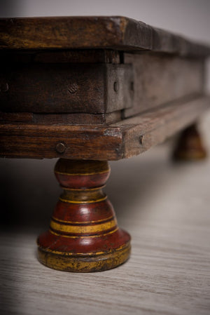 Nízky starožitný stolík so šiestimi nohami