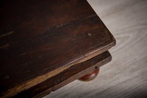 Nízky starožitný stolík so šiestimi nohami