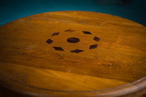 Starožitný koloniálny okrúhly teakový stolík