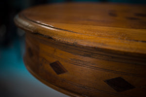 Starožitný koloniálny okrúhly teakový stolík