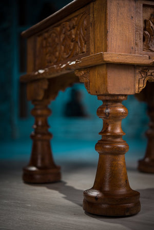 Drevený ručne vyrezávaný štvorcový stolík z teakového dreva
