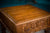 Drevený ručne vyrezávaný štvorcový stolík z teakového dreva