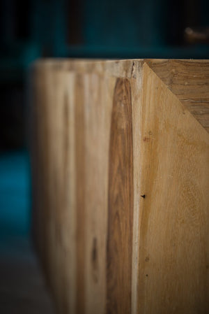 Prírodný drevený štvorcový stôl s vynikajúcou kresbou dreva palisander