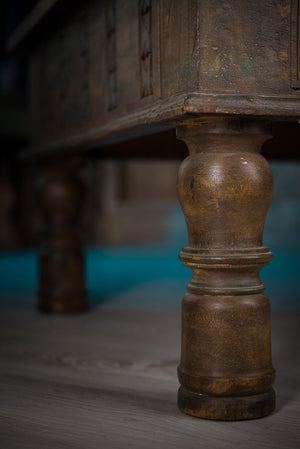 Zaujímavý vyrezávaný indický stolík so Sanskritom