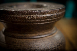 Starý drevený svietnik - nástroj na siatie obilia