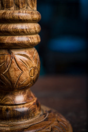 Vyrezávaný drevený svietnik z mangového dreva zo Saharanpuru 