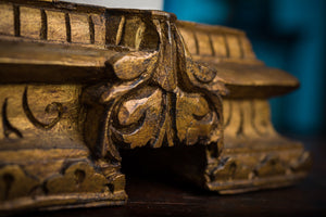 Unikátny teakový svietnik zo starých indických stĺpov zlatá farba