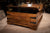 Štvorcová palisandrová bedňa s úložným priestorom a obojstranným otváraním, vhodná ako stôl